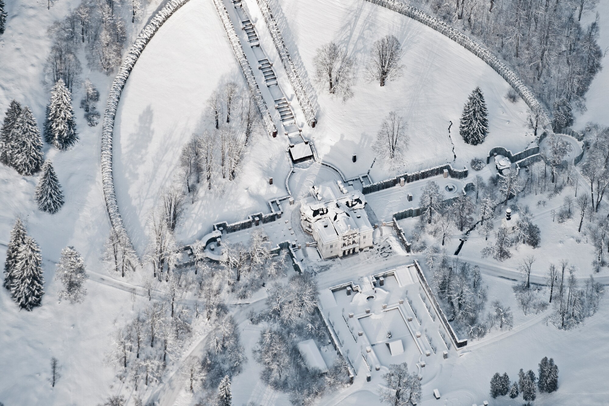 Luftbild von Schloss Linderhof im Winter