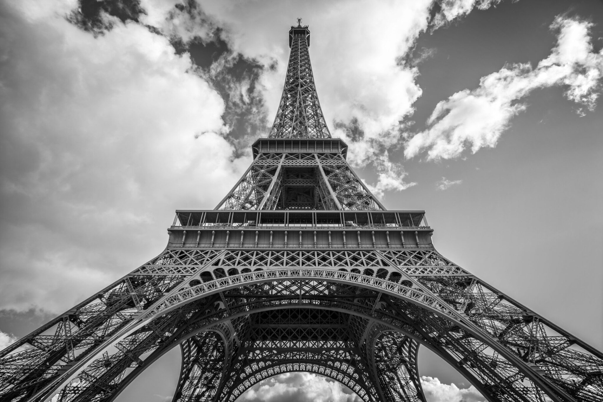 Der Eiffelturm in Paris als Schwarz-Weiß-Fotografie aus der Froschperspektive Der Eiffelturm in Paris als Schwarz-Weiß-Fotografie aus der Froschperspektive