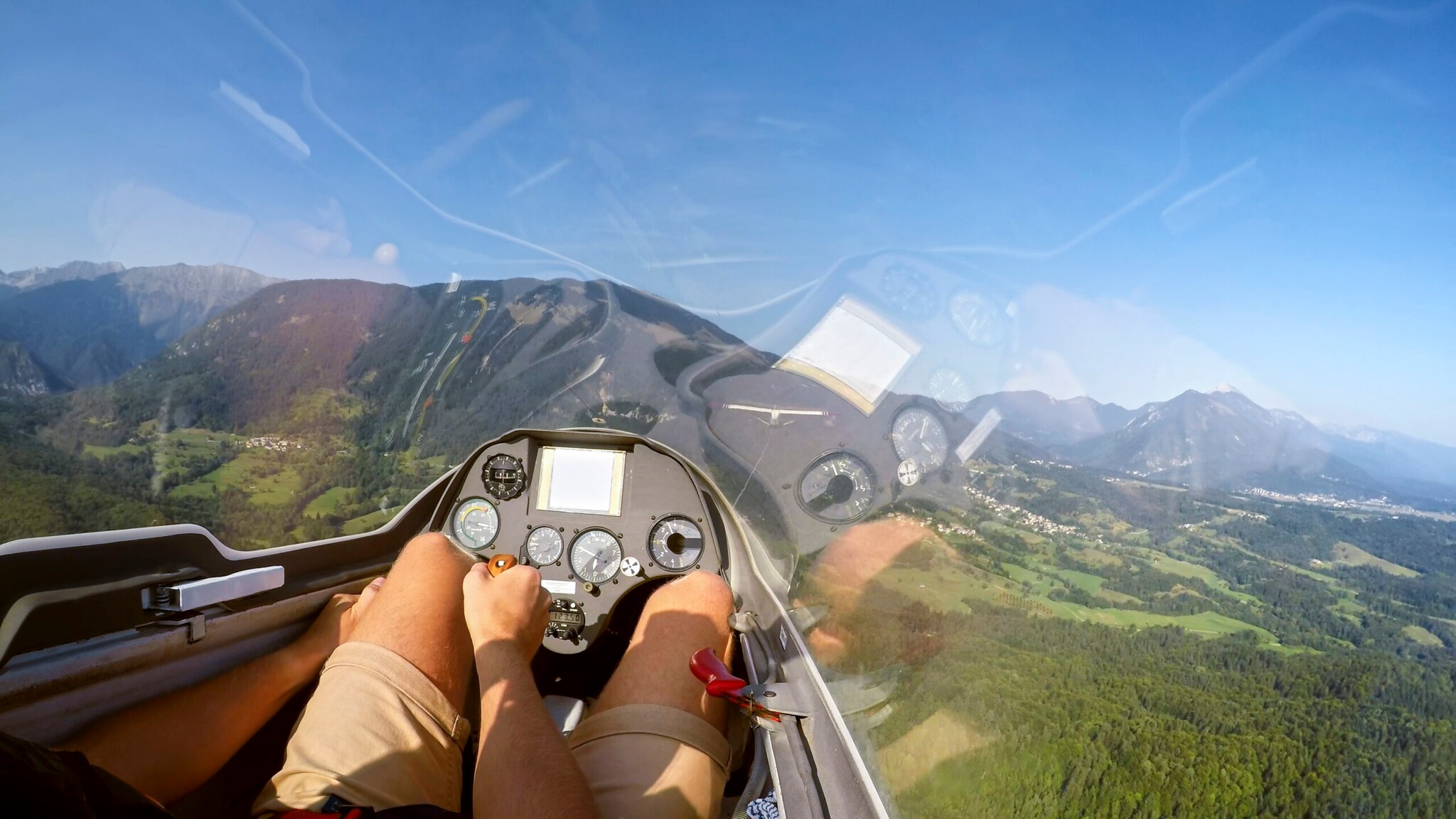 Blick aus dem Cockpit eines Segelflugzeugs. Blick aus dem Cockpit eines Segelflugzeugs.
