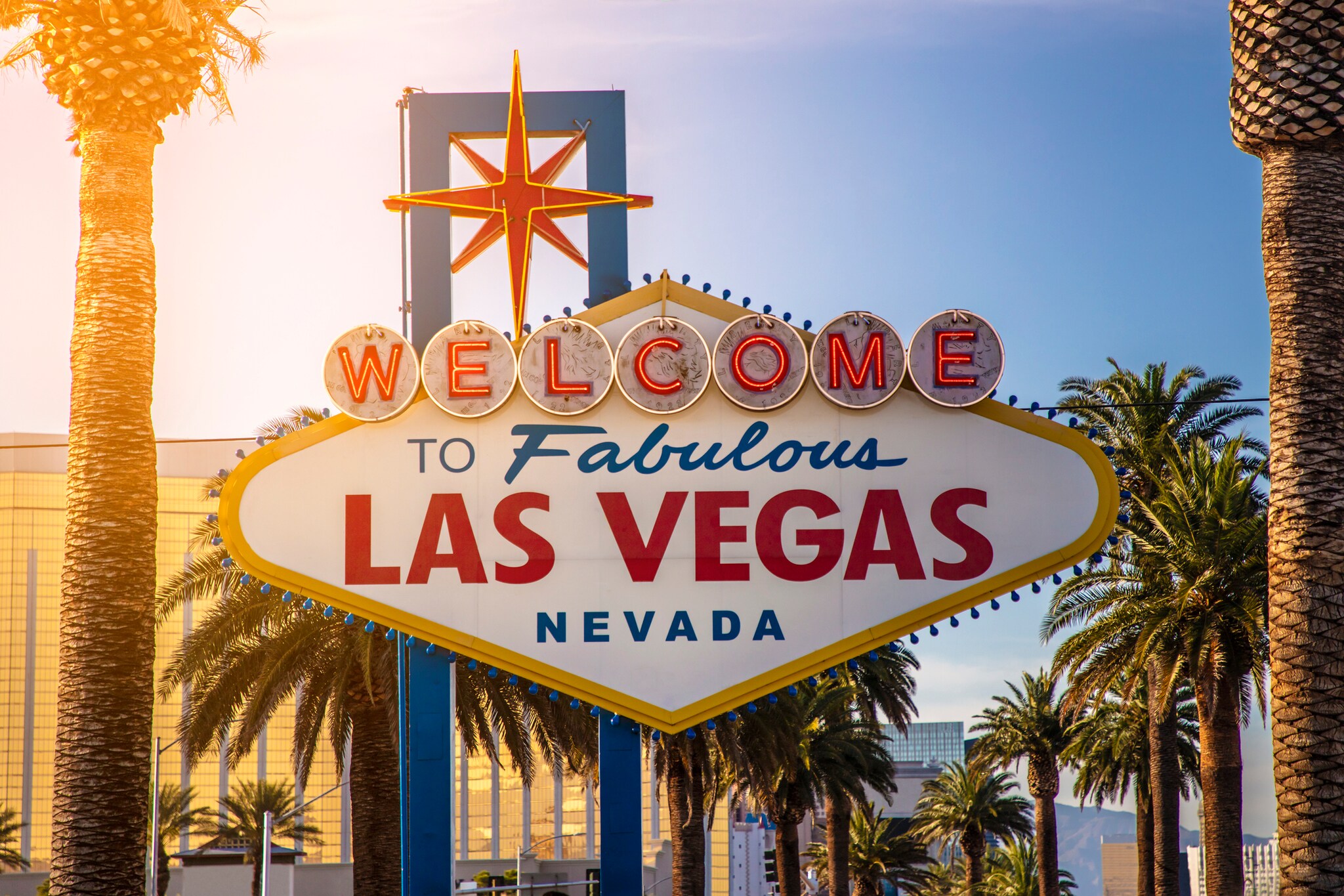Ein Schild mit der Aufschrift „Welcome to fabulous Las Vegas Nevada“, daneben Palmen