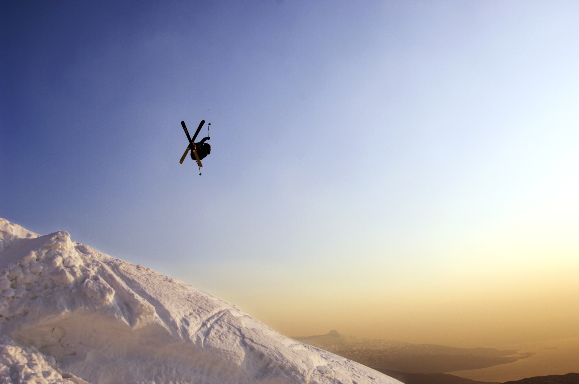 Ein Skiläufer springt