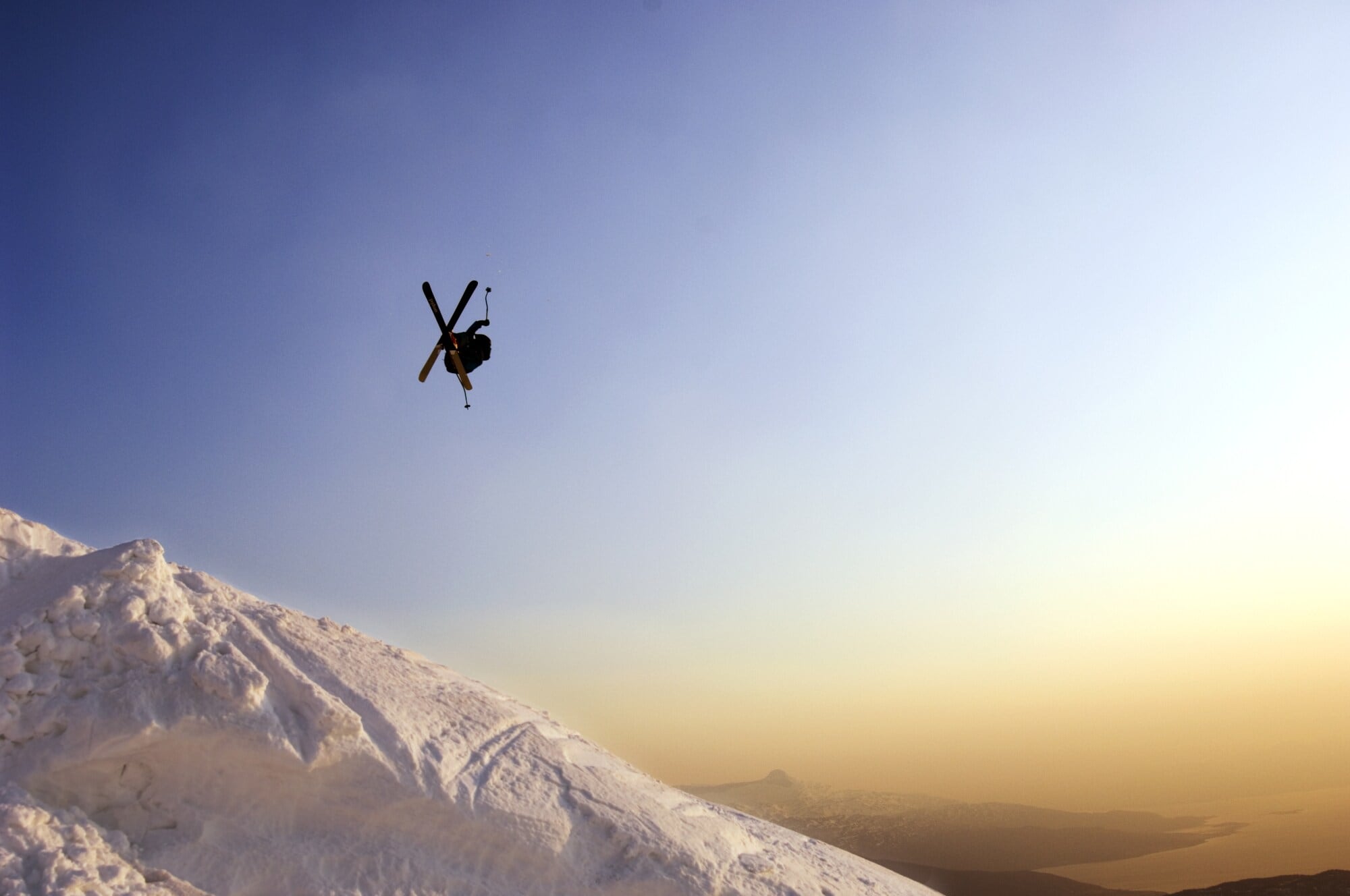 Ein Skiläufer springt Ein Skiläufer springt