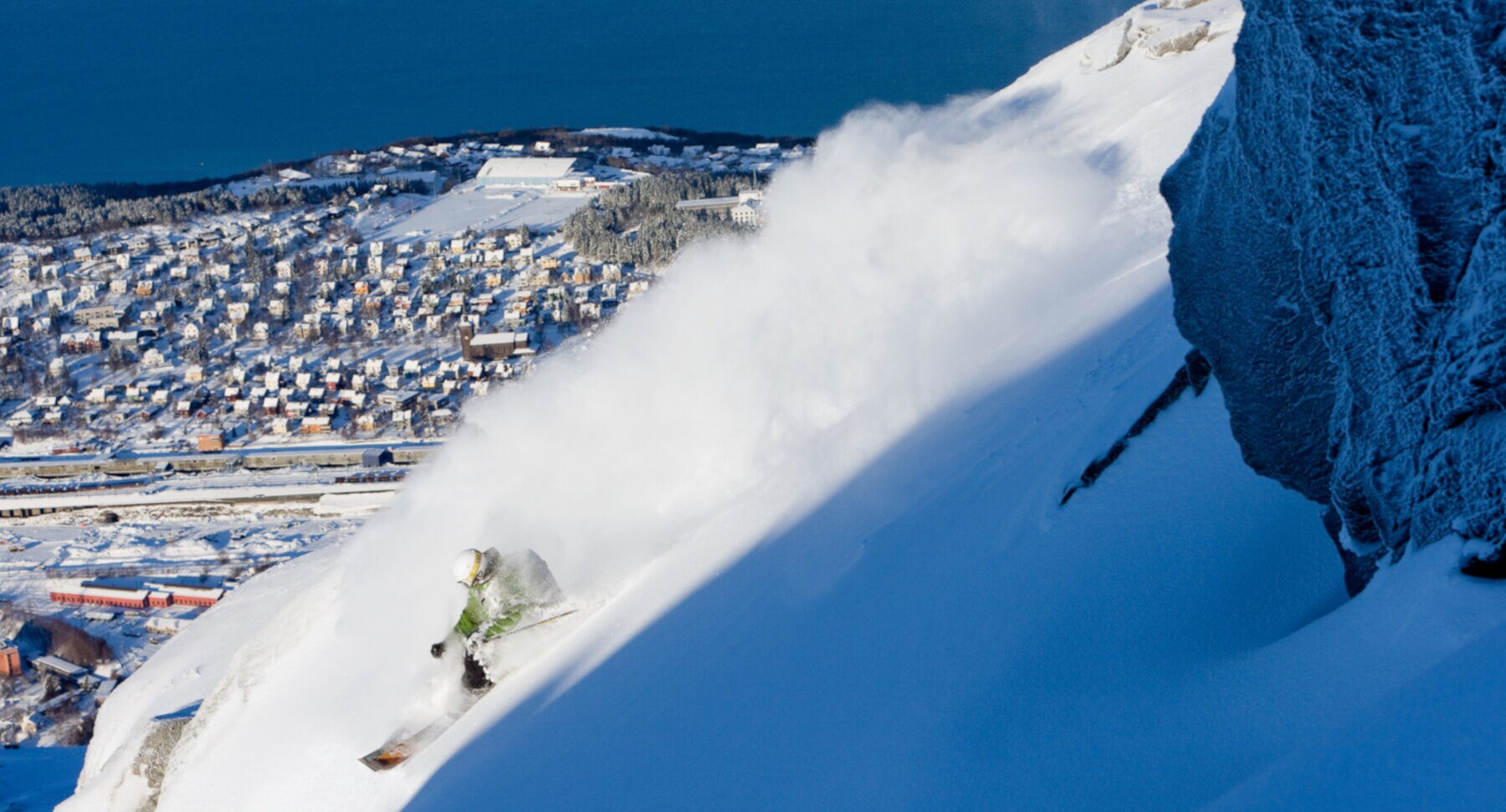 Ein Skiläufer fährt einen Berg hinab