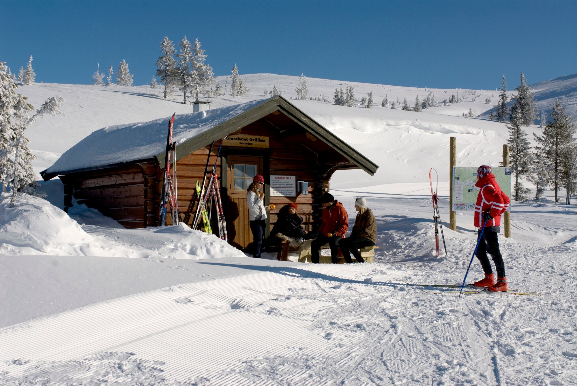 Eine Hütte mit Skifahrern