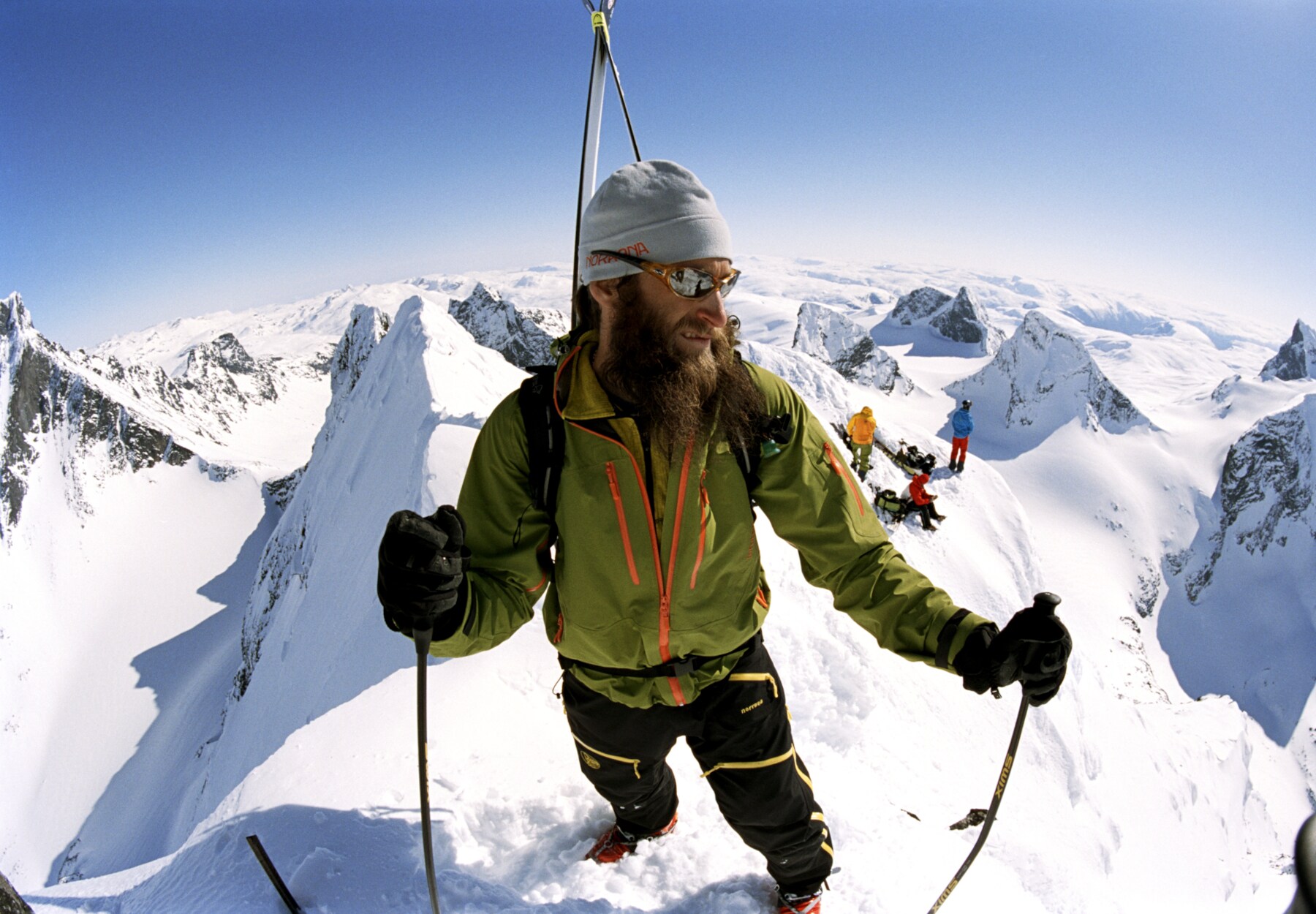 Ein Skifahrer auf einem Gipfel