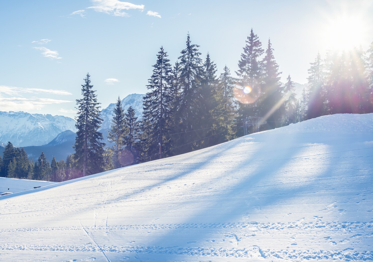 Ein schneebedeckter Hang in den Bergen