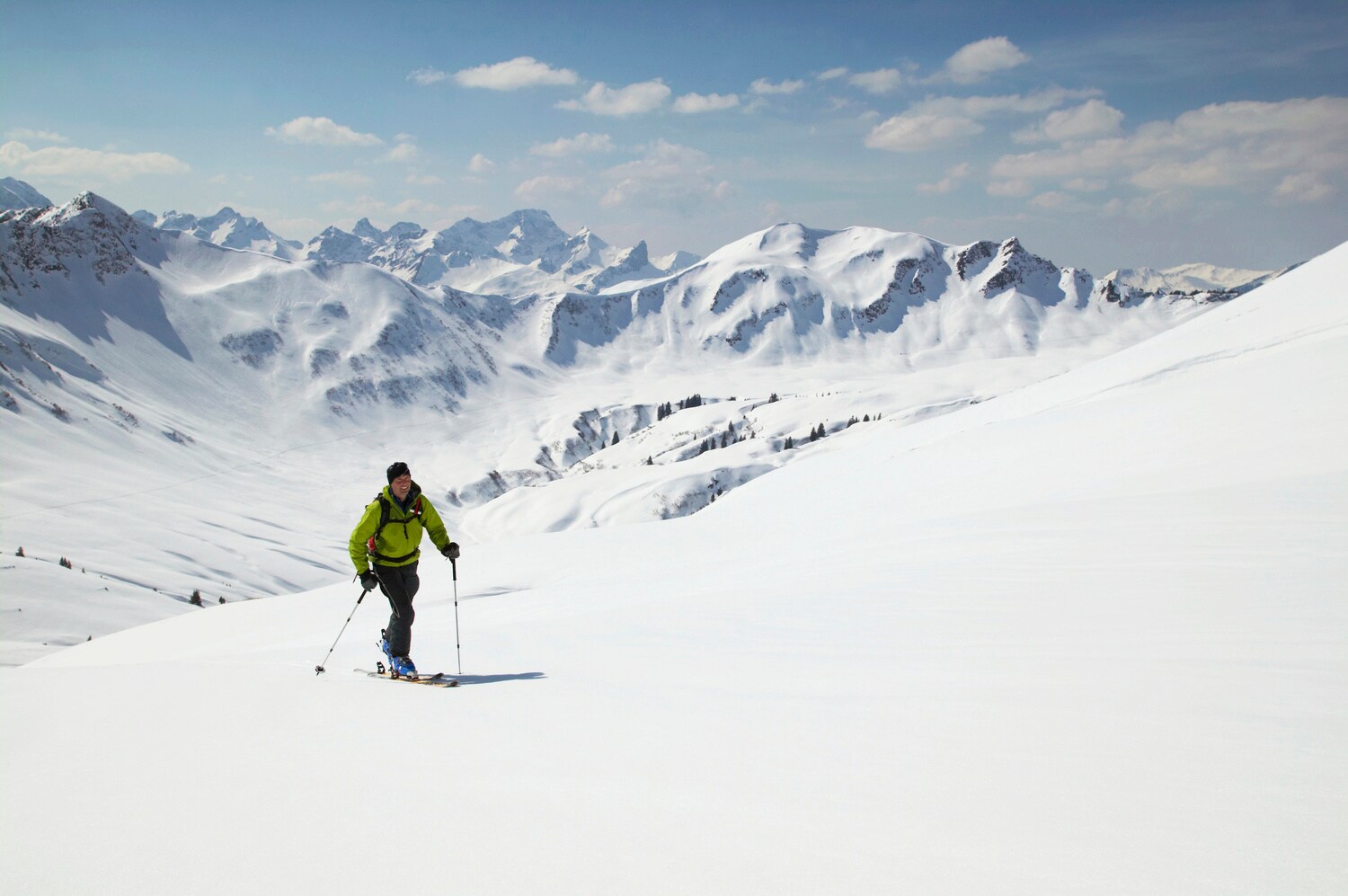 Ein Mann auf Ski in schneebedeckter Berglandschaft