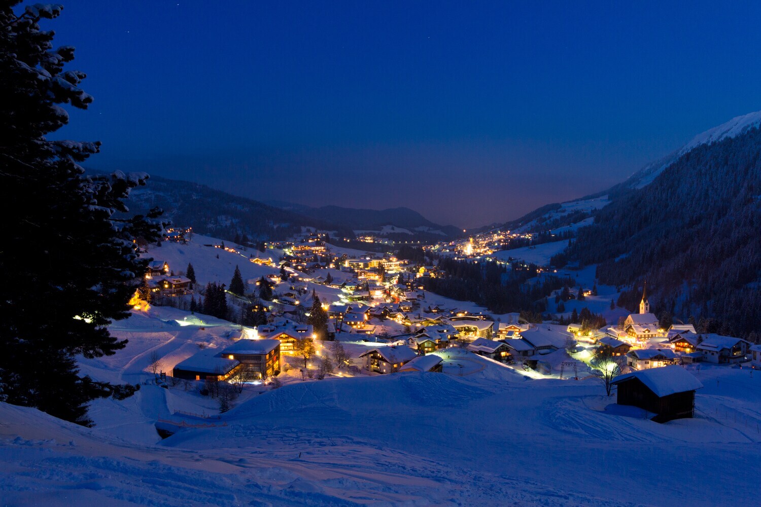Blick auf das abendliche Kleinwalsertal im Winter