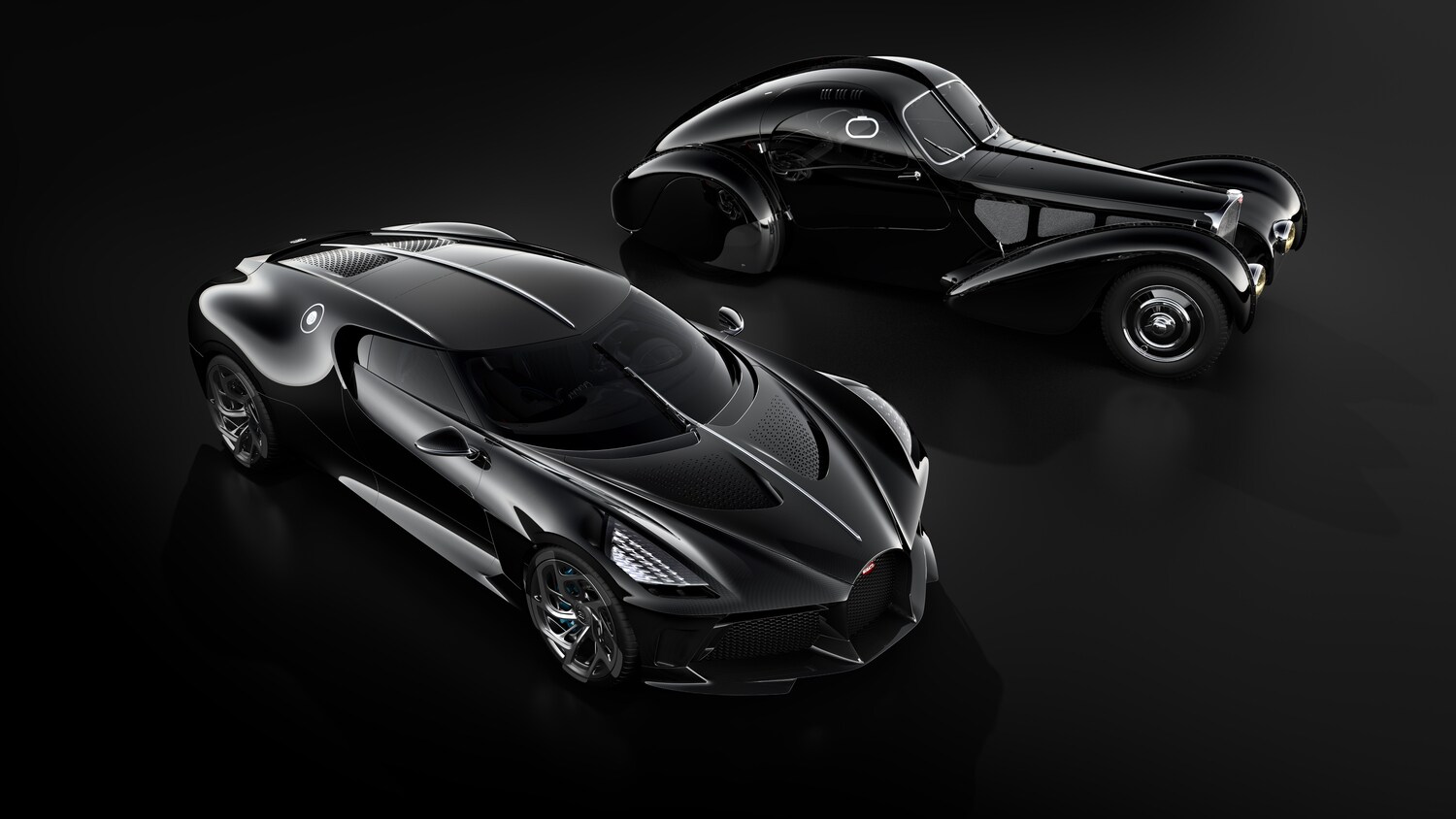 Ein schwarzer Bugatti La Voiture de Noir neben einem Type 57 SC Atlantic. Ein schwarzer Bugatti La Voiture de Noir neben einem Type 57 SC Atlantic.