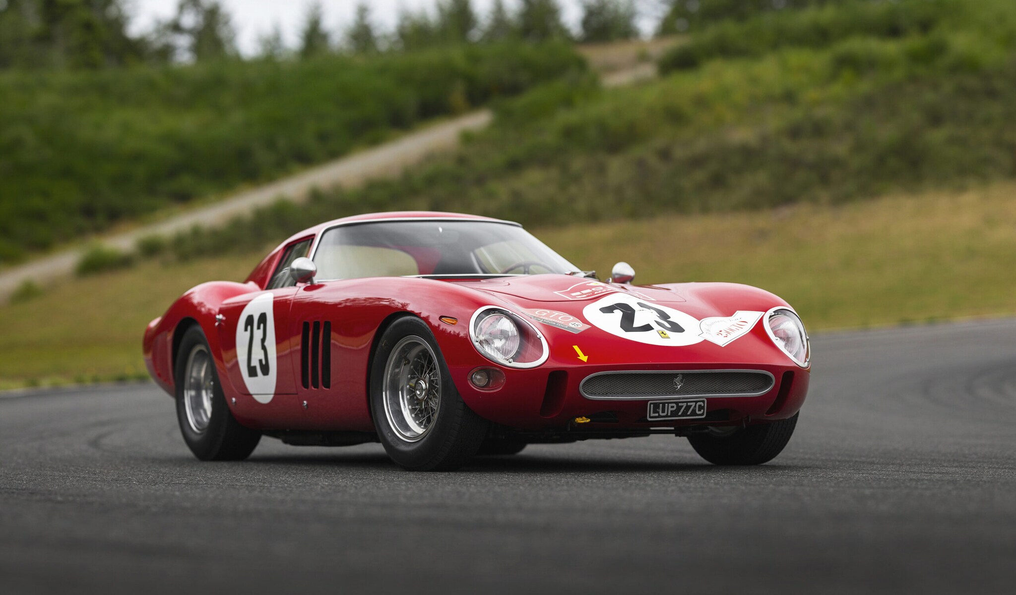 Ein roter Ferrari 250 GTO.