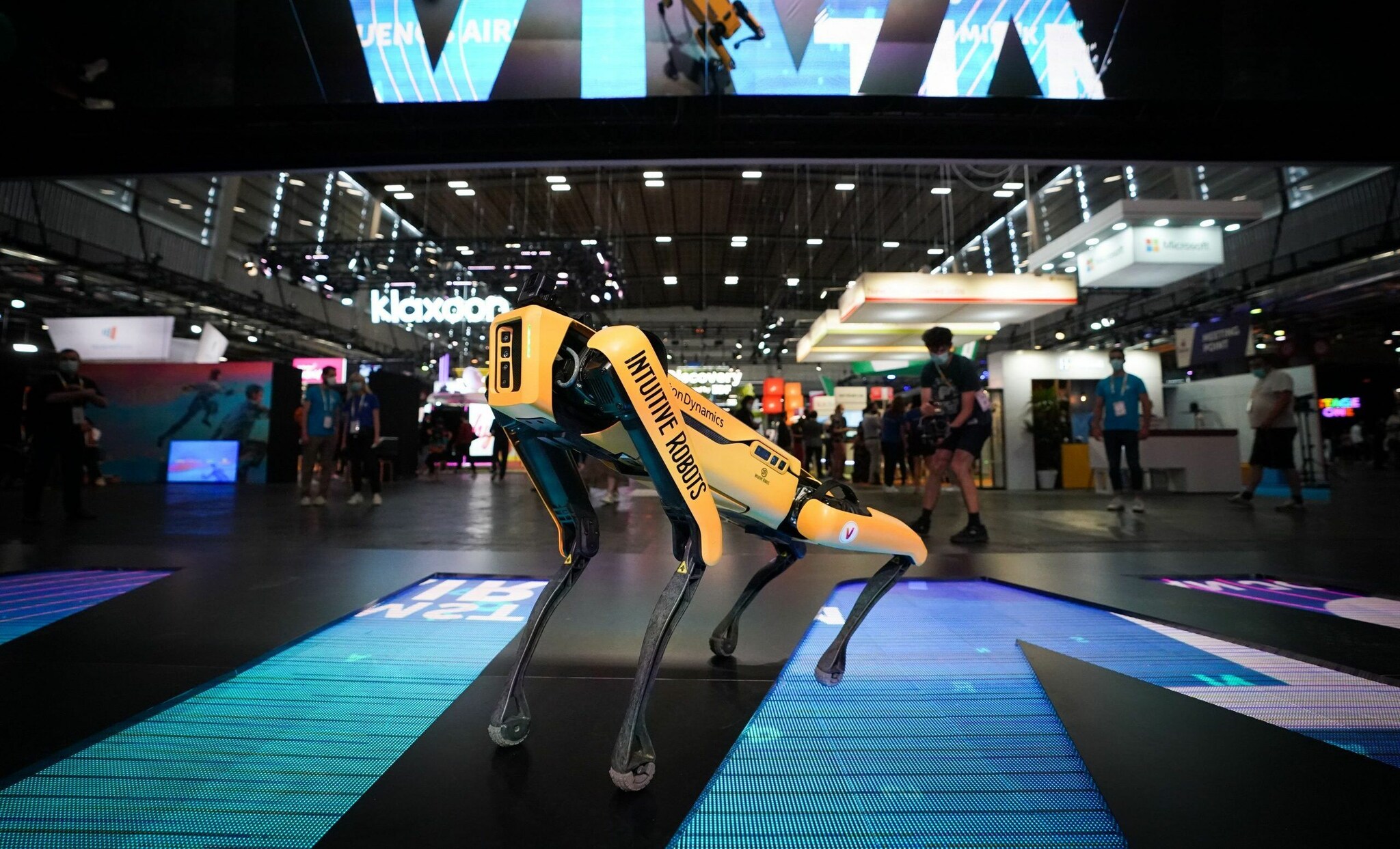 Ansicht des Roboterhundes Spot in einer Messehalle