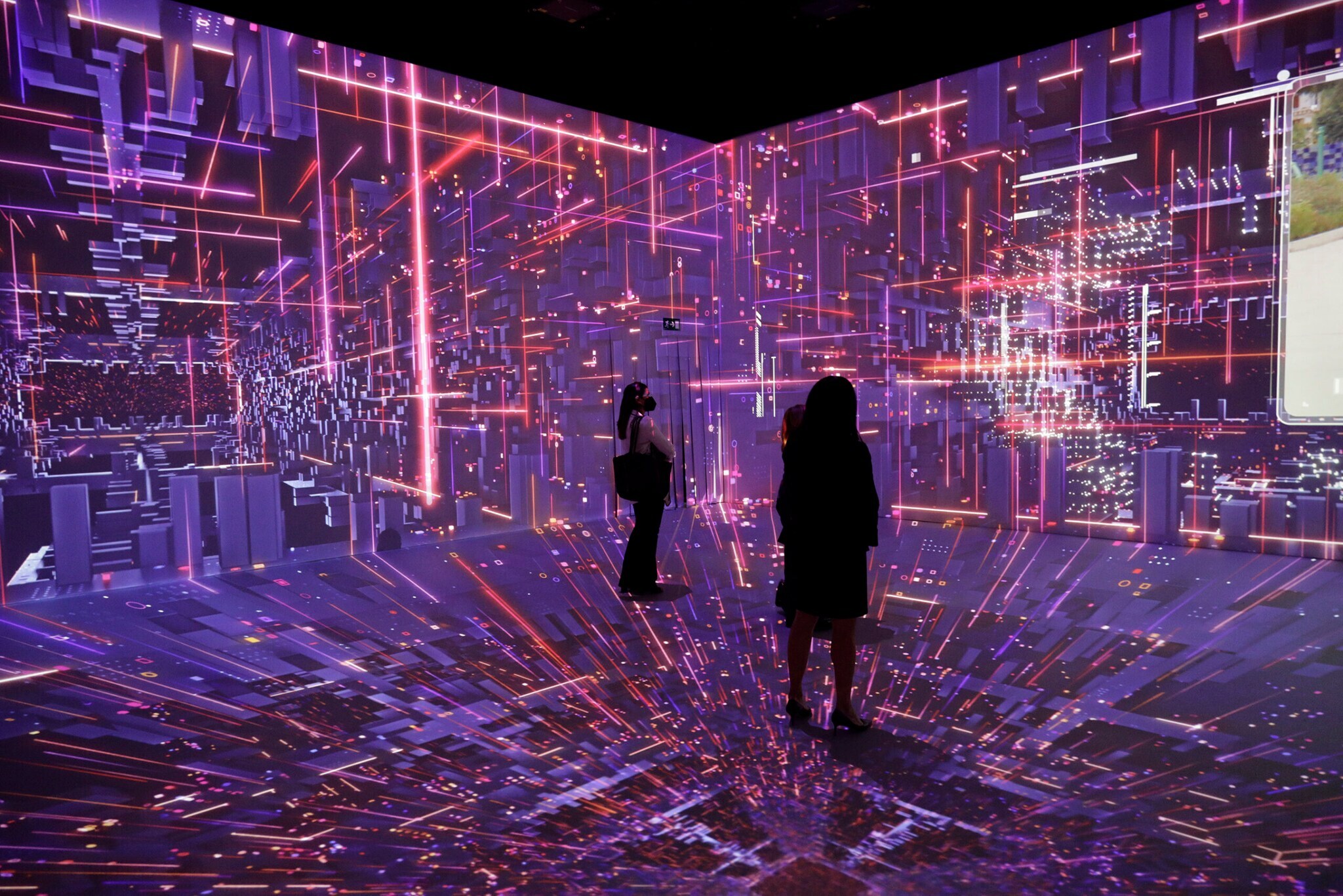 Messebesucher in einem Raum voller Lichtstrahlen