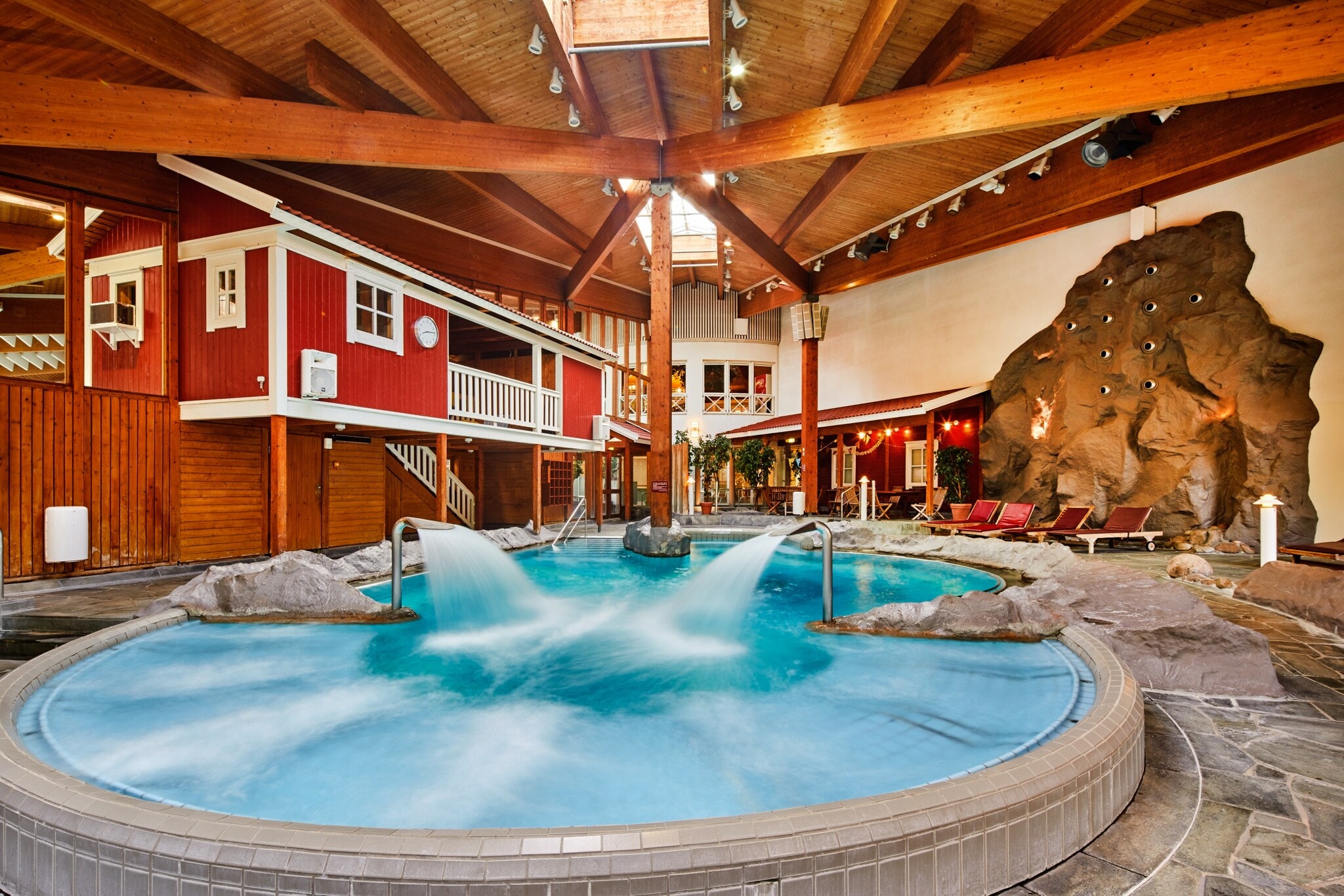 Innenraum eines Thermalbades mit Whirlbecken im schwedischen Stil Innenraum eines Thermalbades mit Whirlbecken im schwedischen Stil