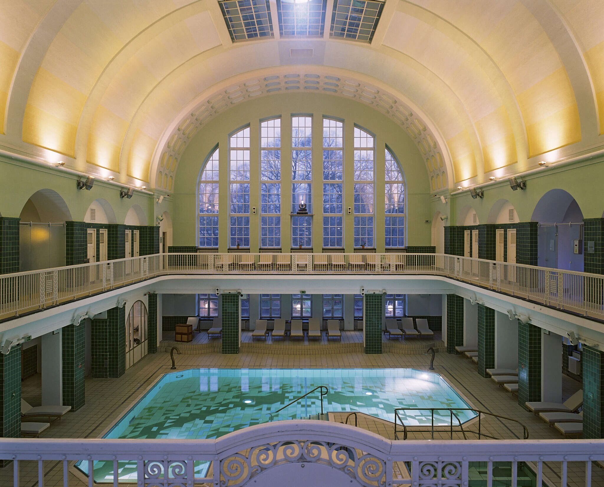 Innenraumansicht einer Schwimmhalle im Jugendstil mit Kuppel
