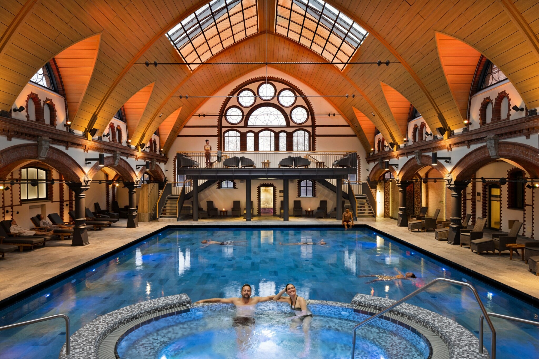 Innenraumansicht einer Schwimmhalle mit Saunalandschaft und Whirlpool im historischen Gebäude mit Kuppeldach Innenraumansicht einer Schwimmhalle mit Saunalandschaft und Whirlpool im historischen Gebäude mit Kuppeldach