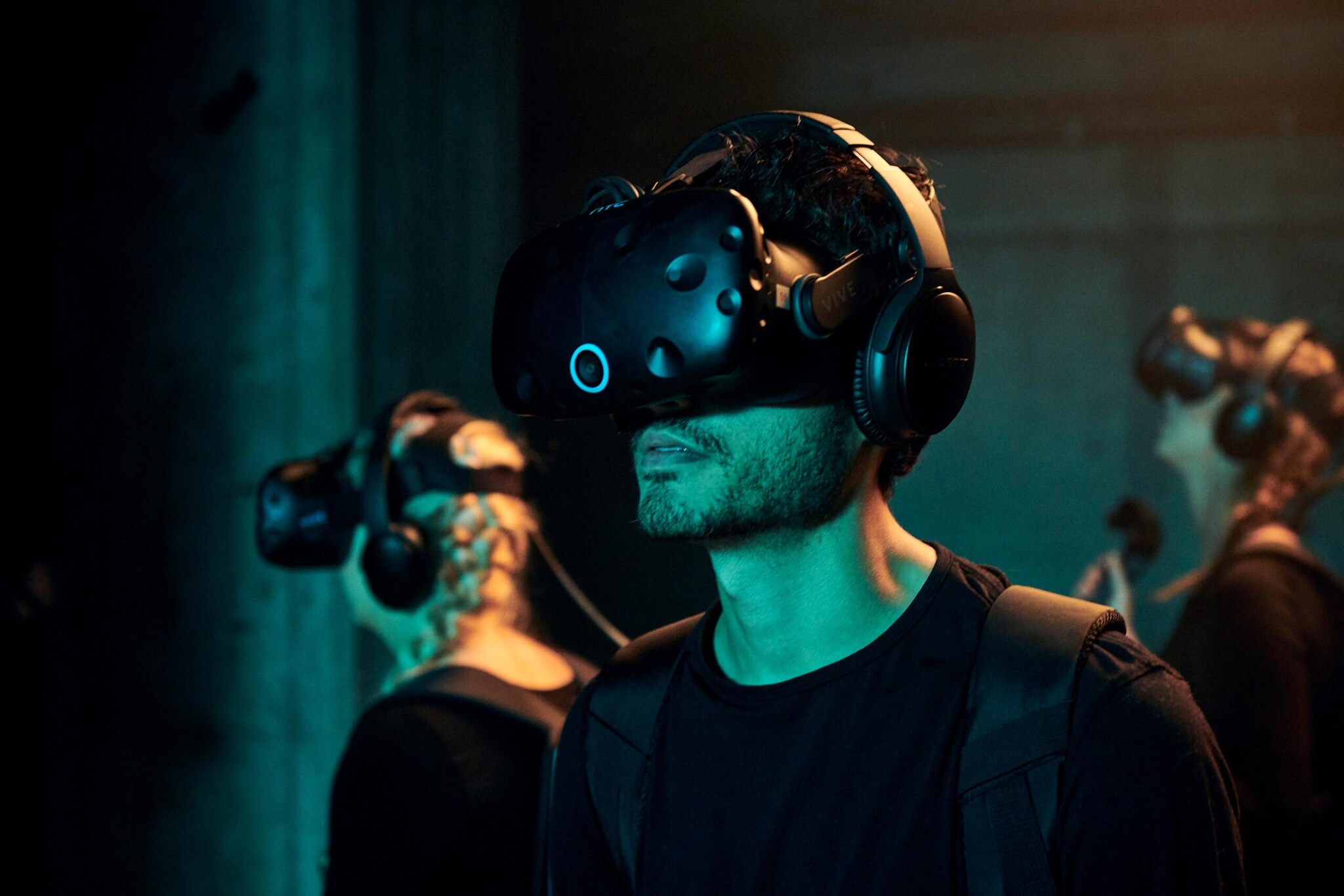 Mann trägt Virtual-Reality-Brille Mann trägt Virtual-Reality-Brille
