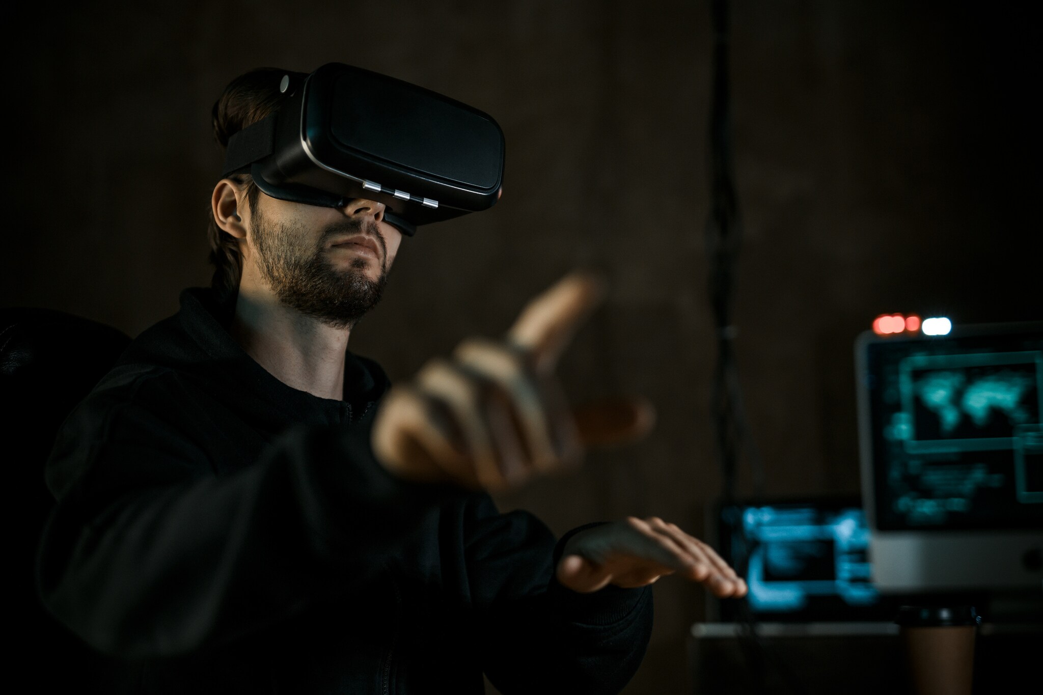 Mann trägt eine VR-Brille