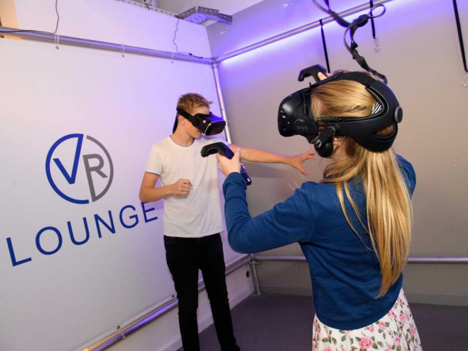 Zwei Personen mit Virtual-Reality-Brillen in einem Raum