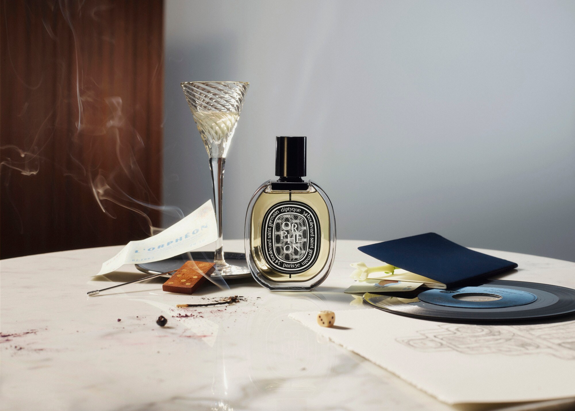 Stilleben mit dem Parfum „Orphéon“ in einem Glasflakon auf einem Tisch Stilleben mit dem Parfum „Orphéon“ in einem Glasflakon auf einem Tisch