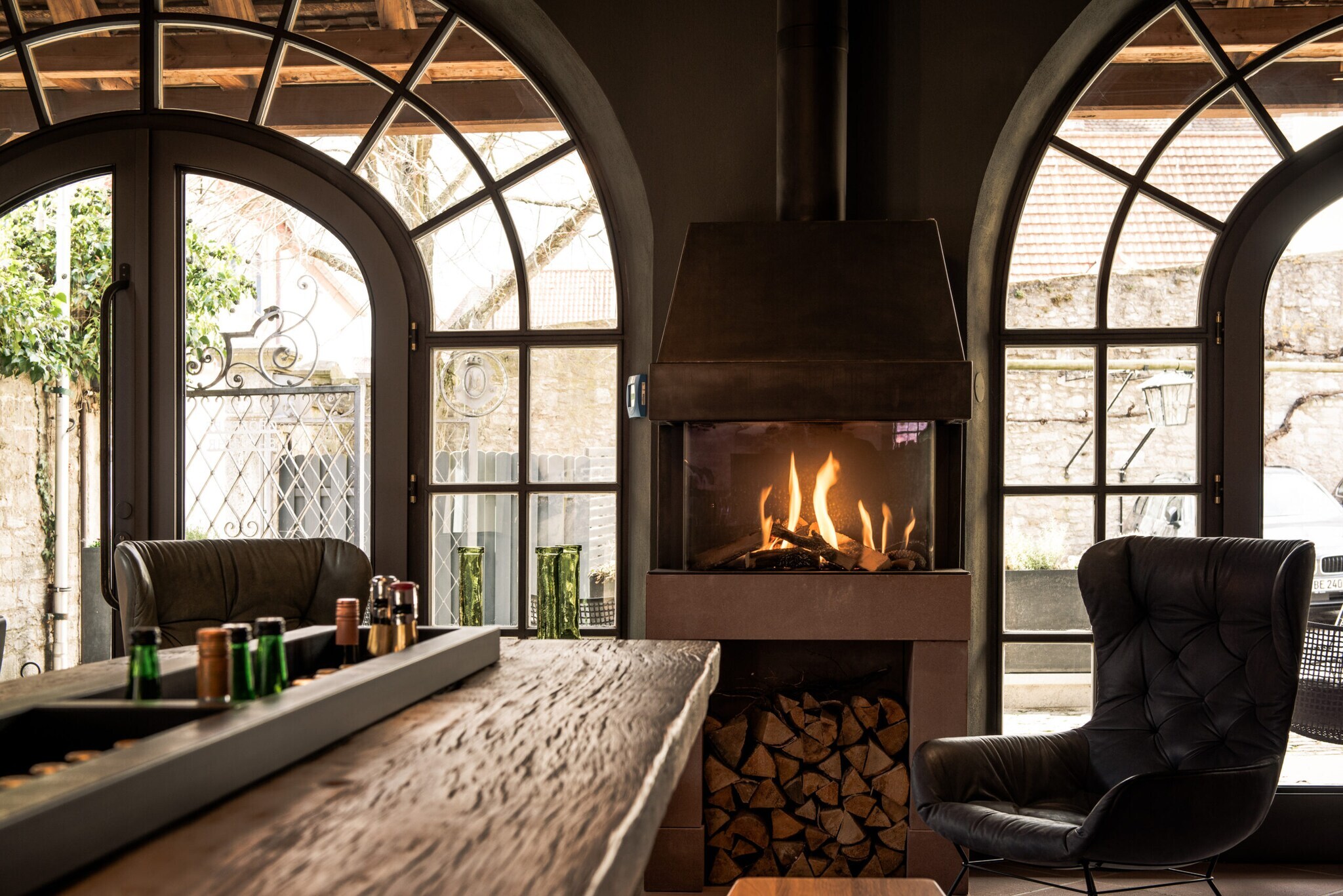 Ein lodernder Gaskamin am Ende eines Esstisches.