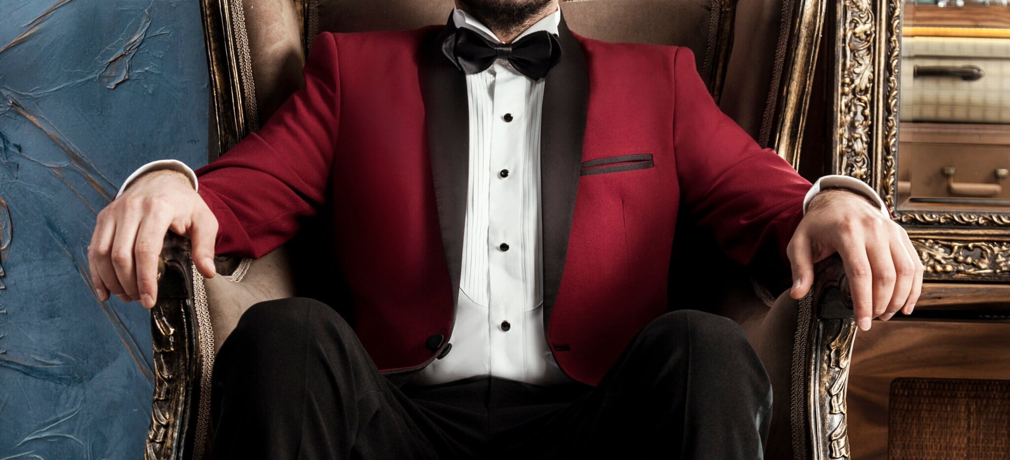 Brustporträt eines sitzenden Mannes im roten Smoking mit schwarzem Revers und schwarzer Fliege Brustporträt eines sitzenden Mannes im roten Smoking mit schwarzem Revers und schwarzer Fliege