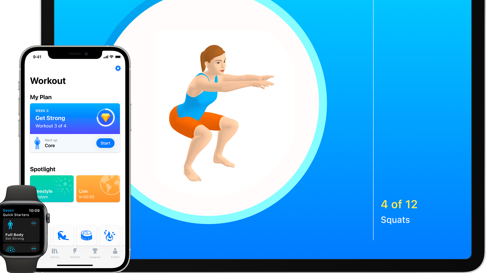 Ein Tablet, ein Smartphone und eine Smartwatch mit der Fitness-App Seven