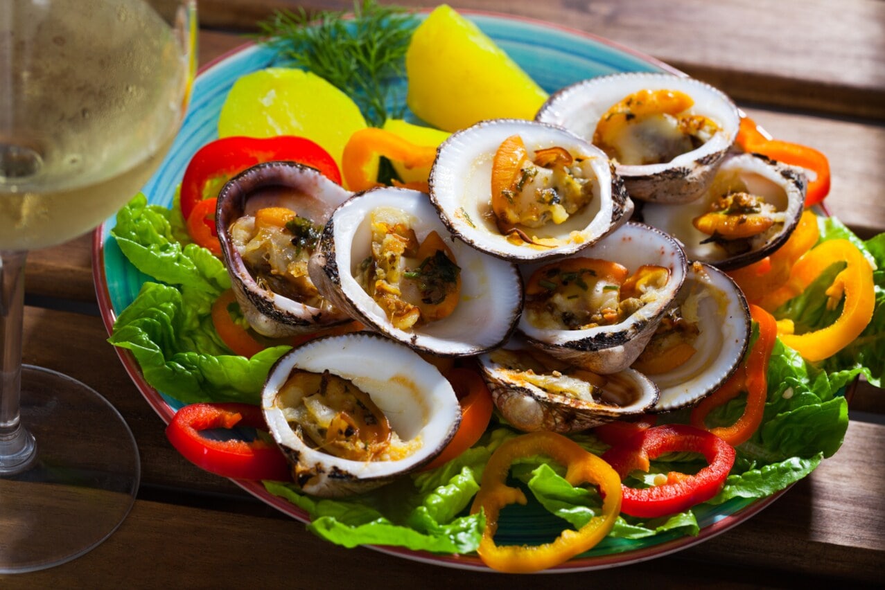 Ein Teller mit Meermandeln auf Salatblättern Ein Teller mit Meermandeln auf Salatblättern