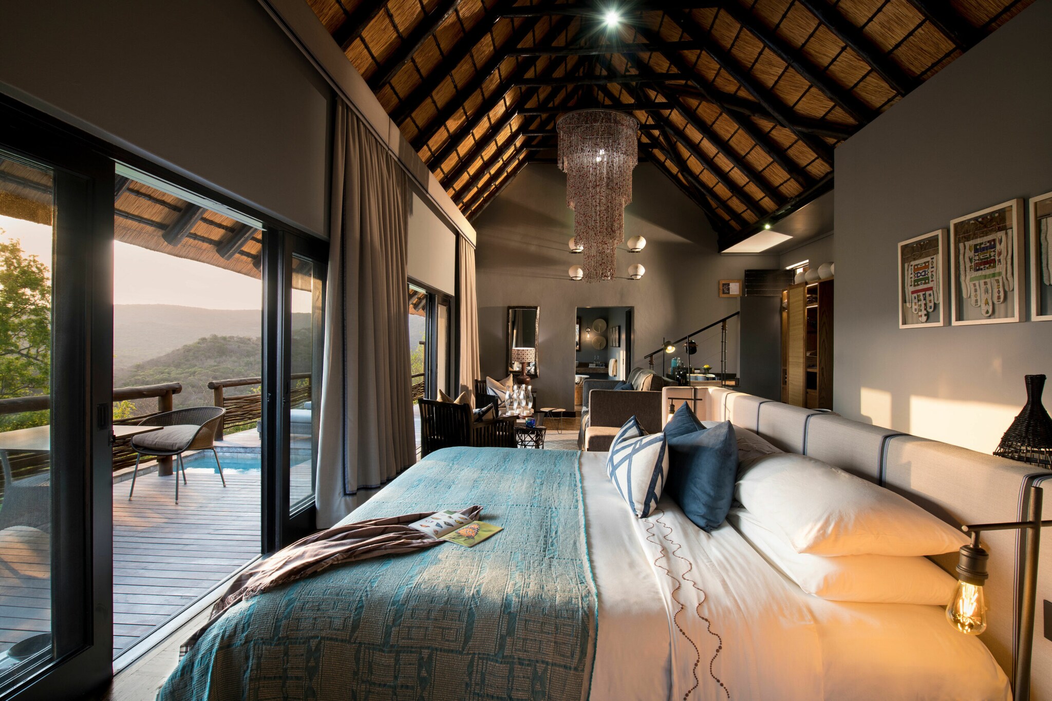Luxuriöses Interieur einer Phinda Mountain Lodge mit Blick in die Natur.