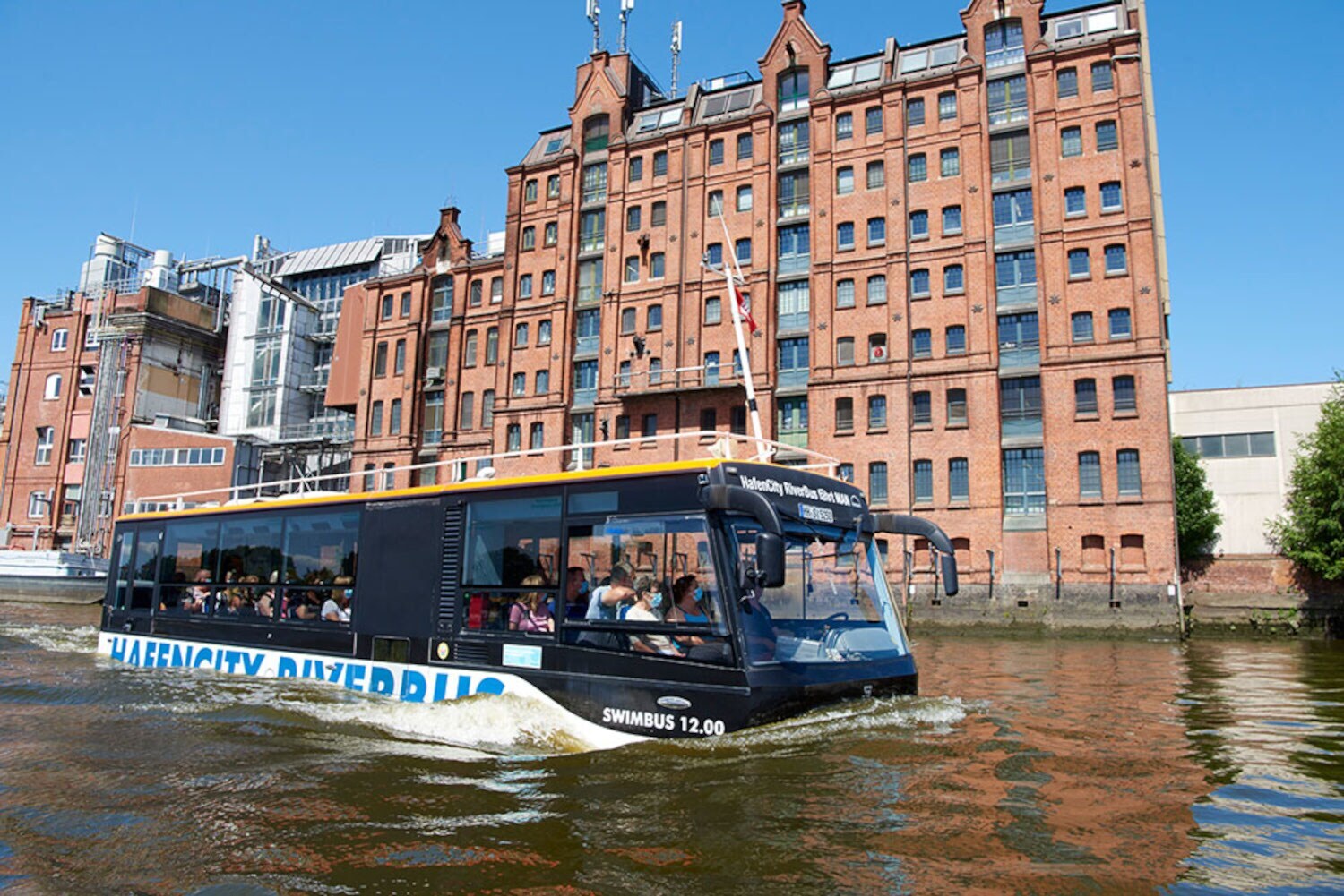 Ein Amphibienbus in der Speicherstadt Hamburg Ein Amphibienbus in der Speicherstadt Hamburg