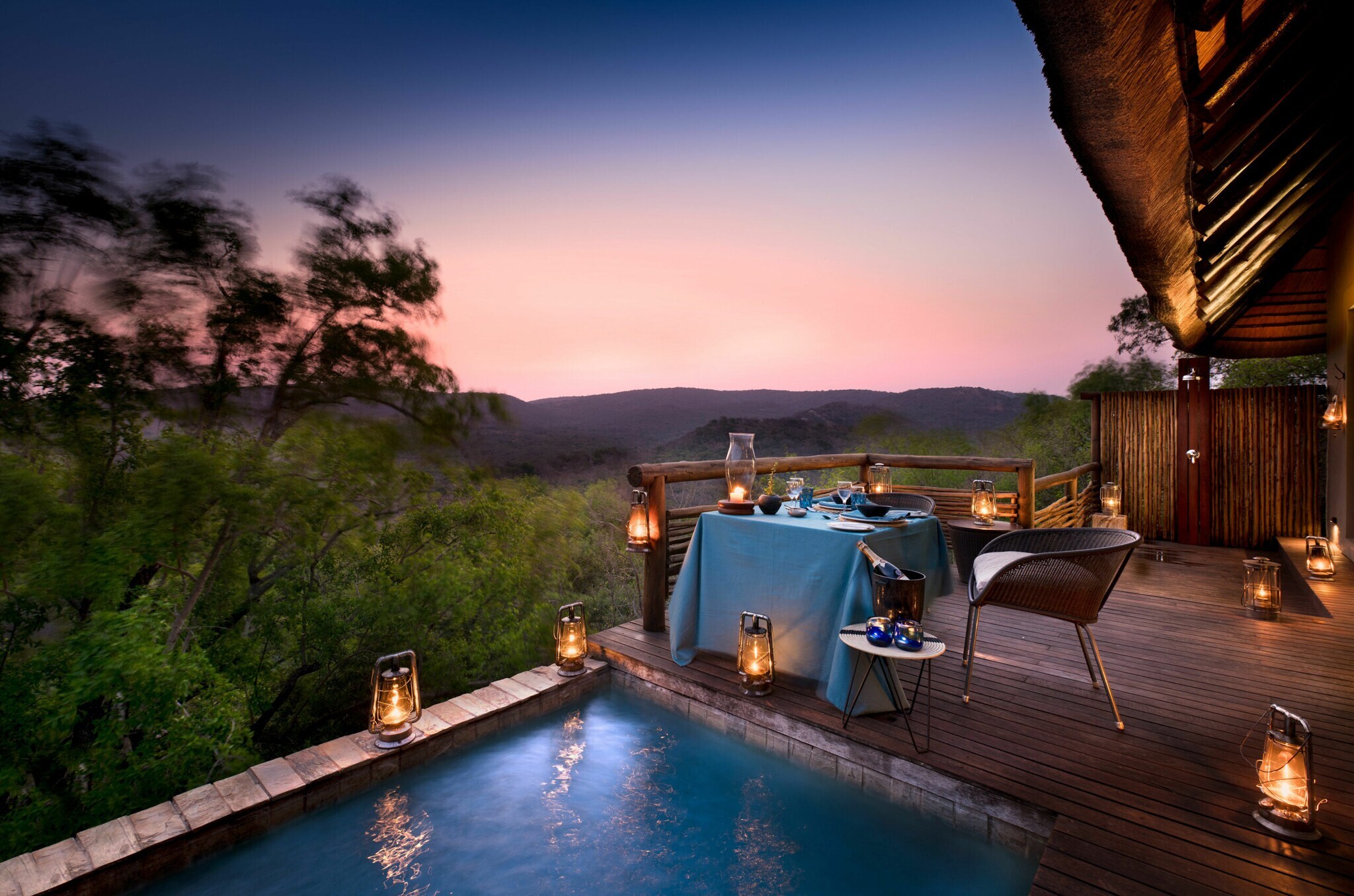 Privater Dinner-Bereich auf offener Terrasse mit Blick in die afrikanische Landschaft.