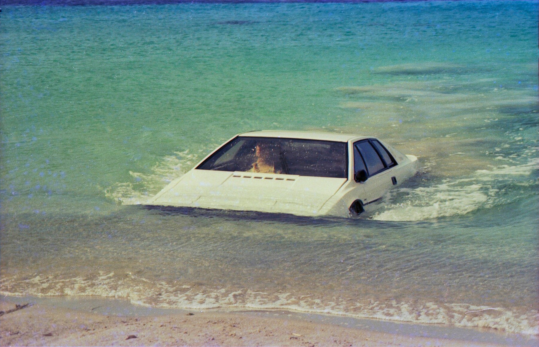 Ein weißer Lotus Esprit S1 fährt aus dem Wasser ans Land Ein weißer Lotus Esprit S1 fährt aus dem Wasser ans Land