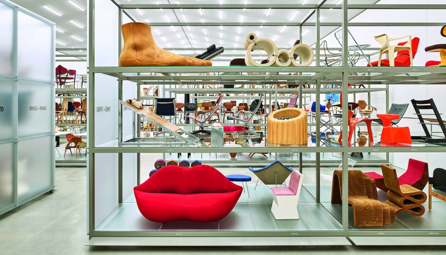 Eine hell erleuchtete Halle mit Designmöbelklassikern in großen Regalen