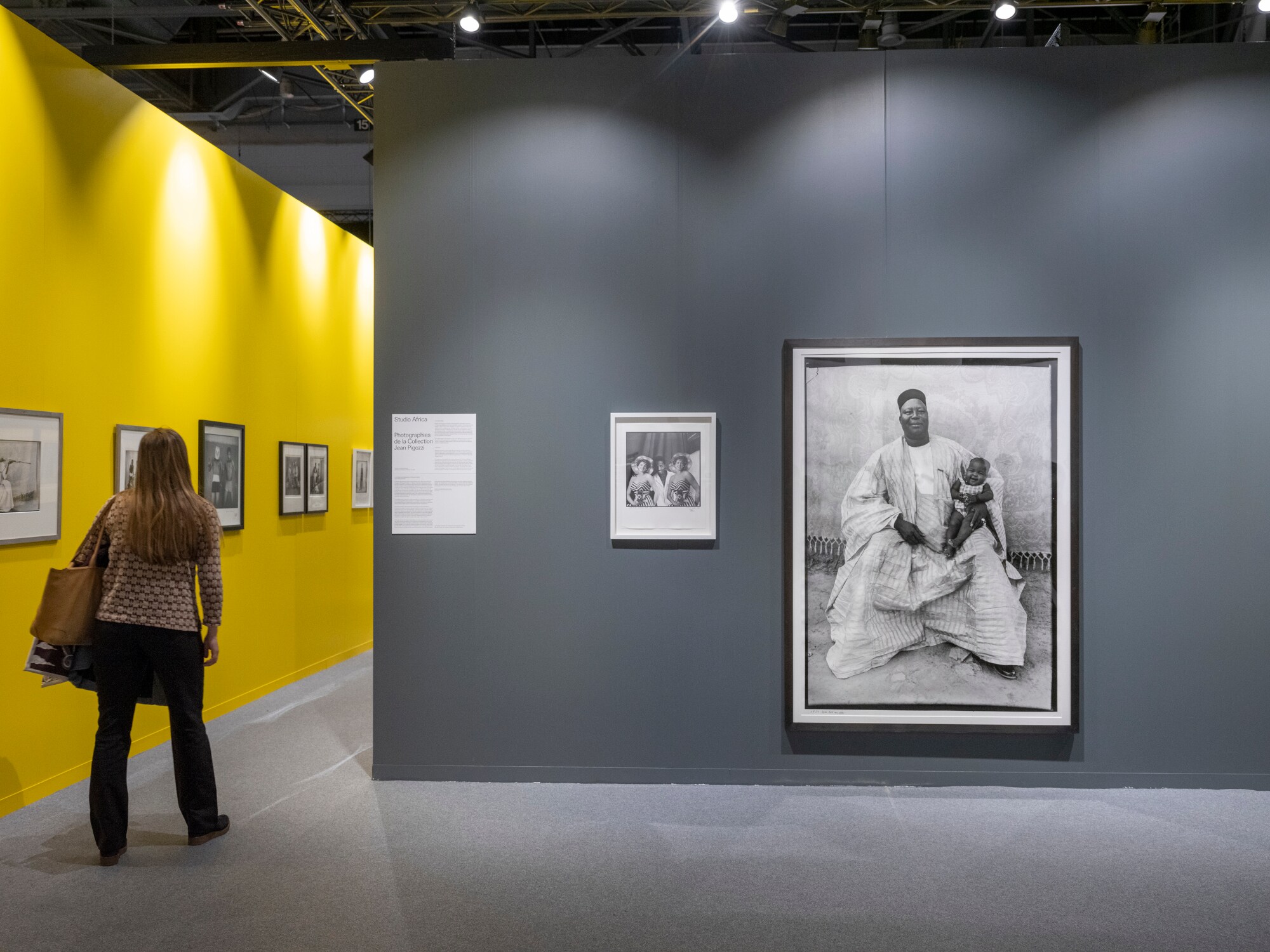 Eine Frau läuft durch eine Kunstausstellung