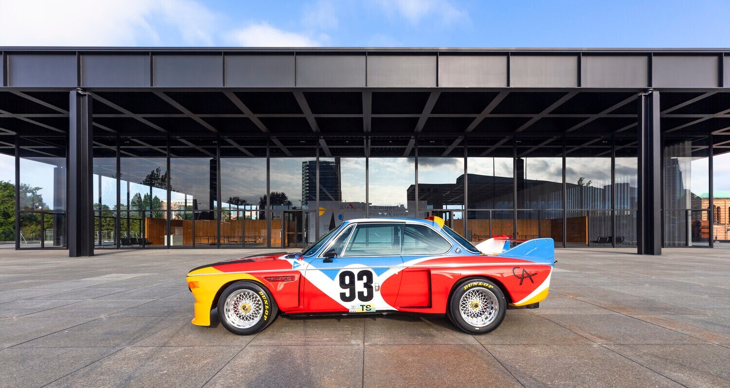 Ein buntes Auto vor der Neuen Nationalgalerie in Berlin