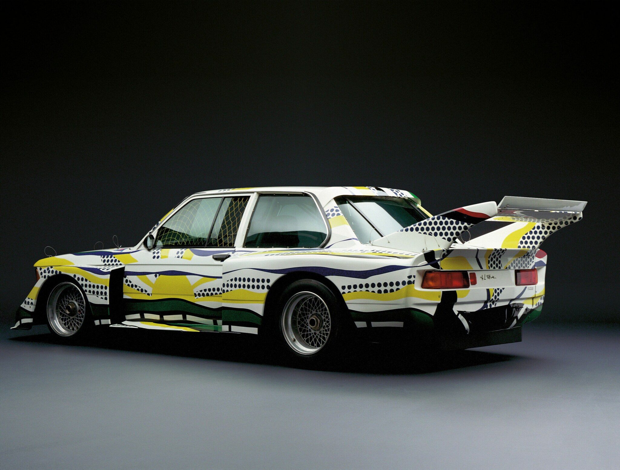 Ein buntes rennauto in einem Fotostudio. Ein buntes rennauto in einem Fotostudio.