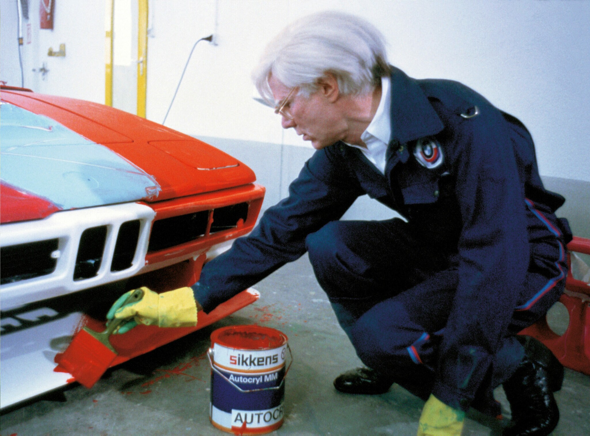 Andy Warhol bemalt ein Auto. Andy Warhol bemalt ein Auto.