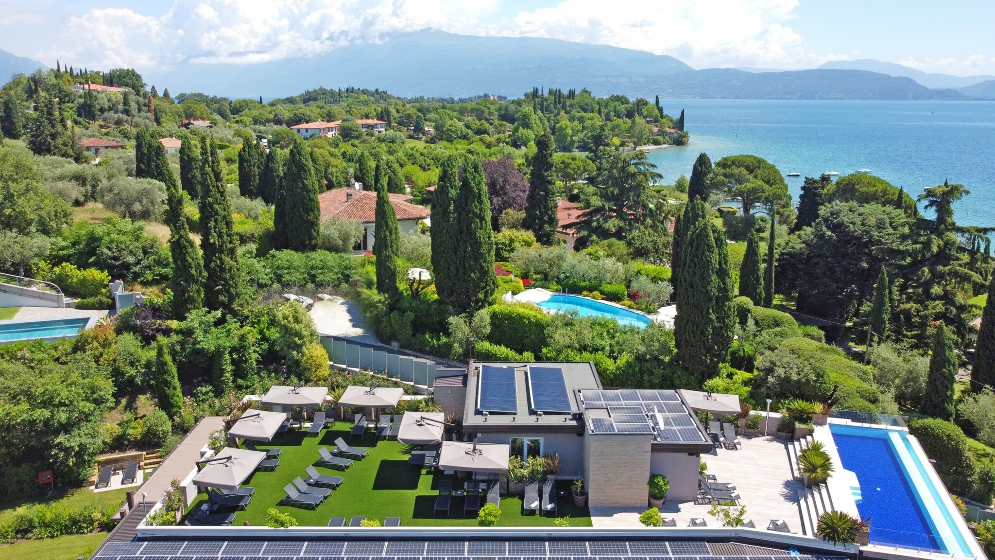 Vogelperspektive auf eine Hotelanlage am See