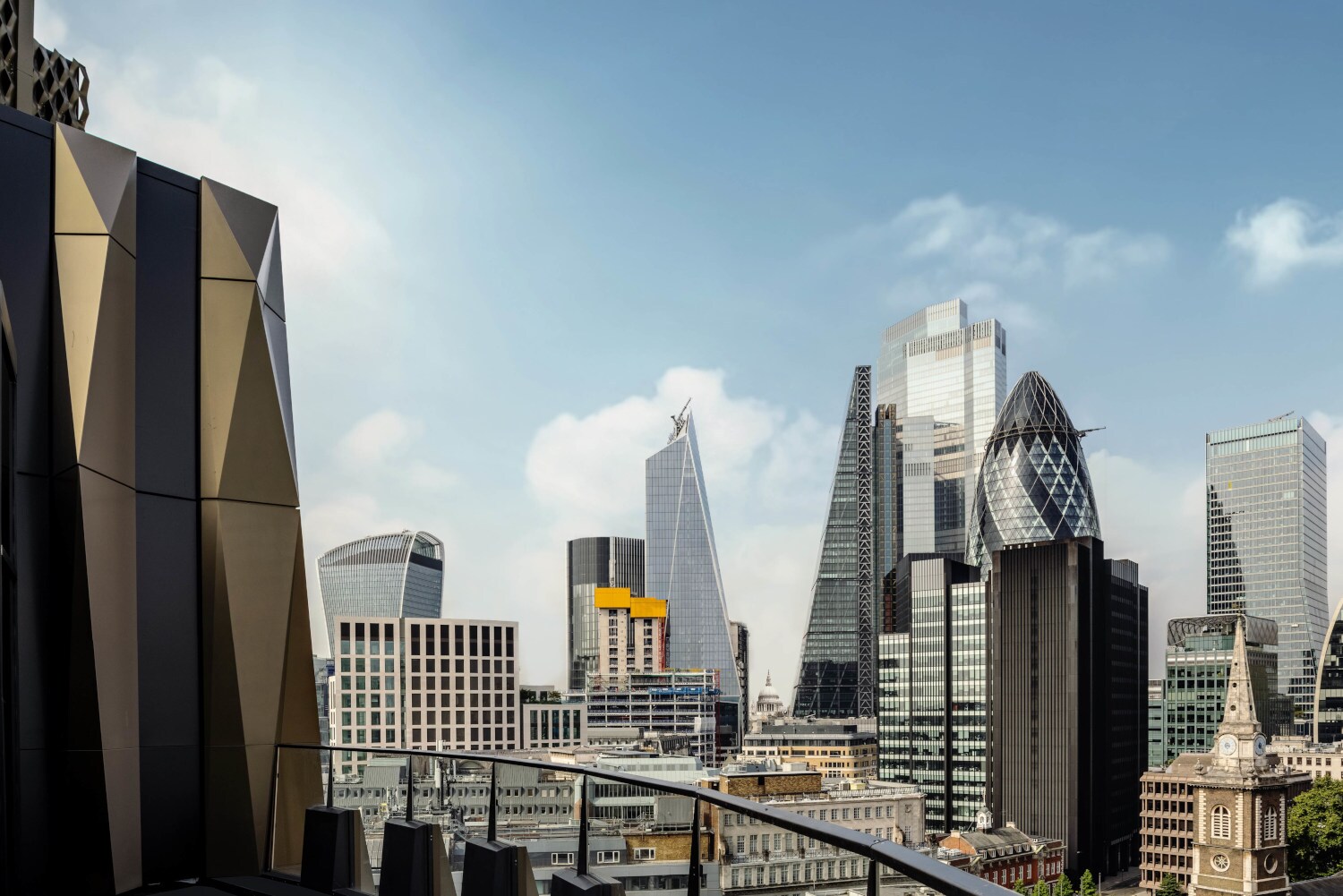 Blick vom Balkon auf eine Stadt mit vielen Hochhäusern