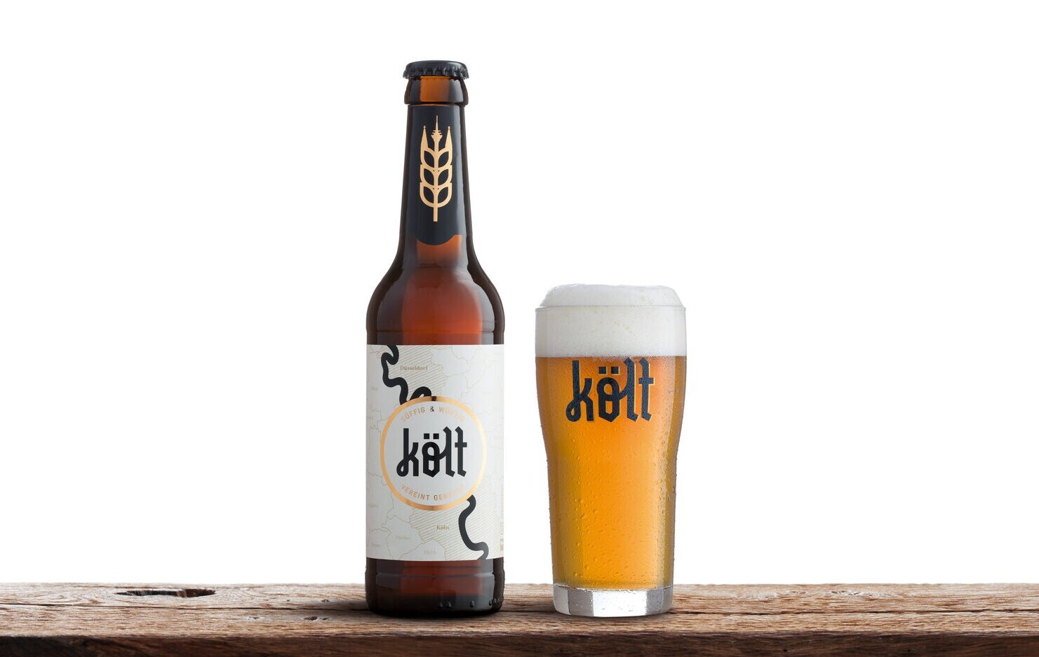 Eine Bierflasche und ein gefülltes Bierglas auf einer Holzplatte