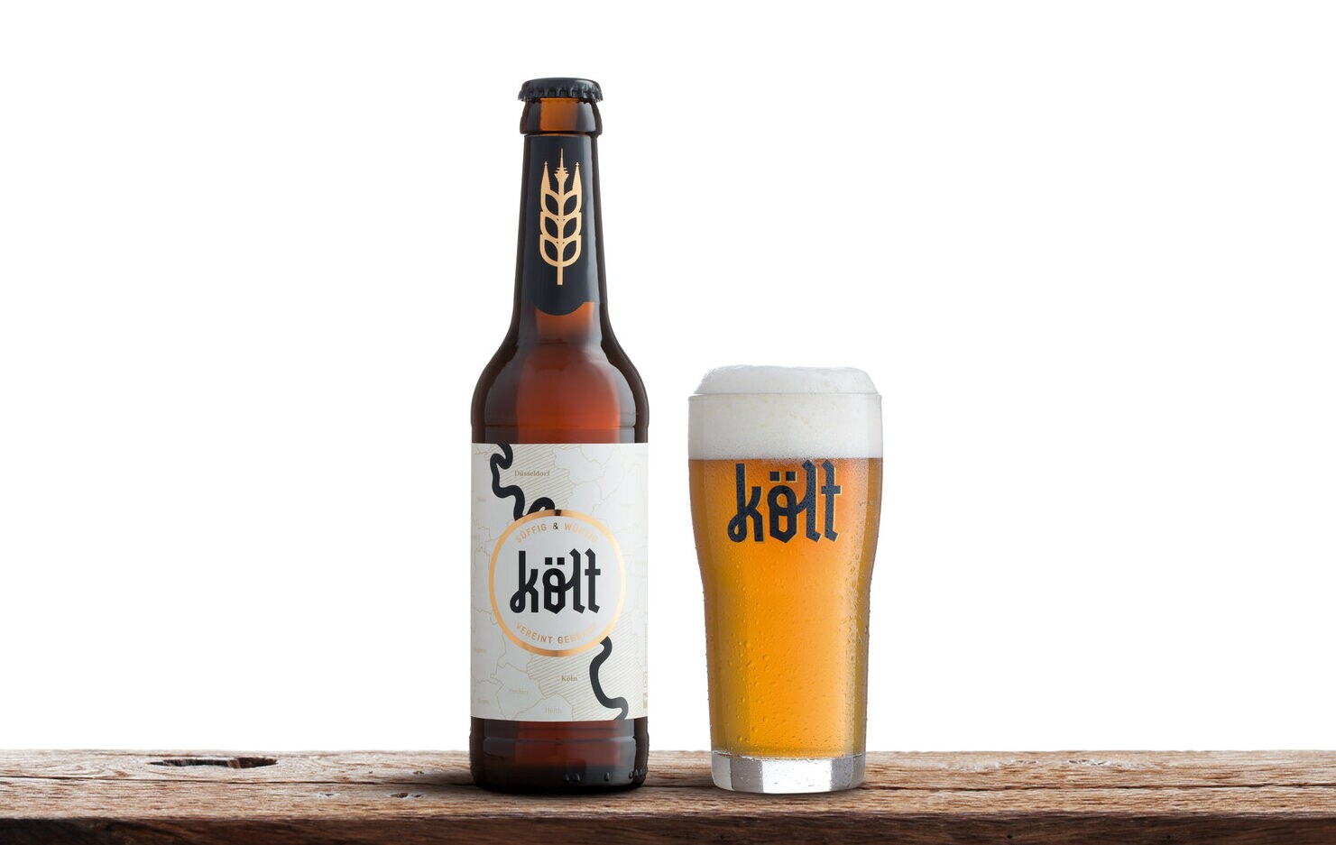 Eine Bierflasche und ein gefülltes Bierglas auf einer Holzplatte Eine Bierflasche und ein gefülltes Bierglas auf einer Holzplatte