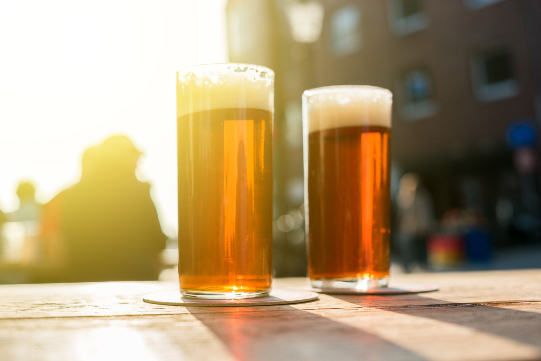 Zwei gefüllte Gläser mit Altbier im Sonnenschein
