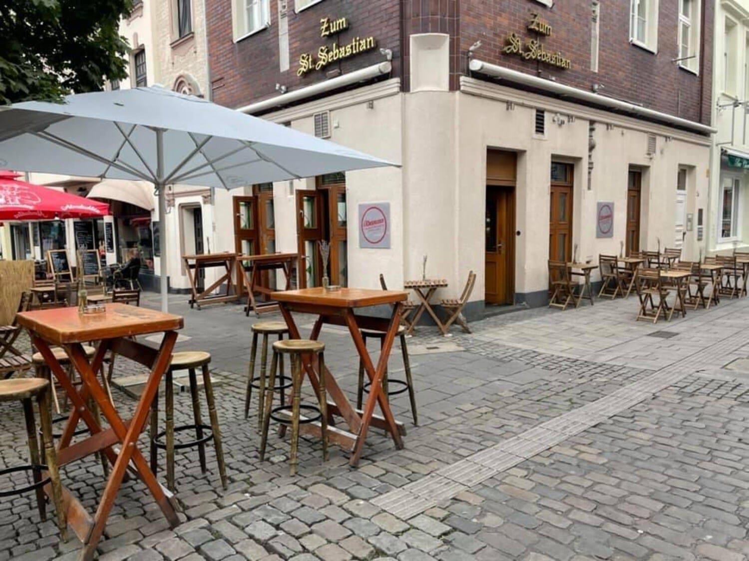 Außenbereich einer Brauerei mit Ausschank Außenbereich einer Brauerei mit Ausschank