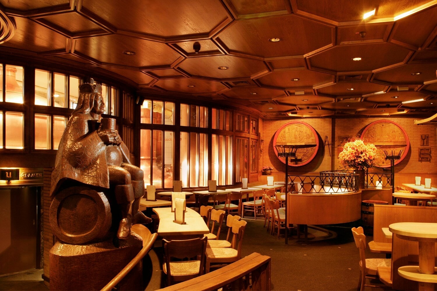 Innenansicht eines Speiseraums mit Holzauskleidung Innenansicht eines Speiseraums mit Holzauskleidung