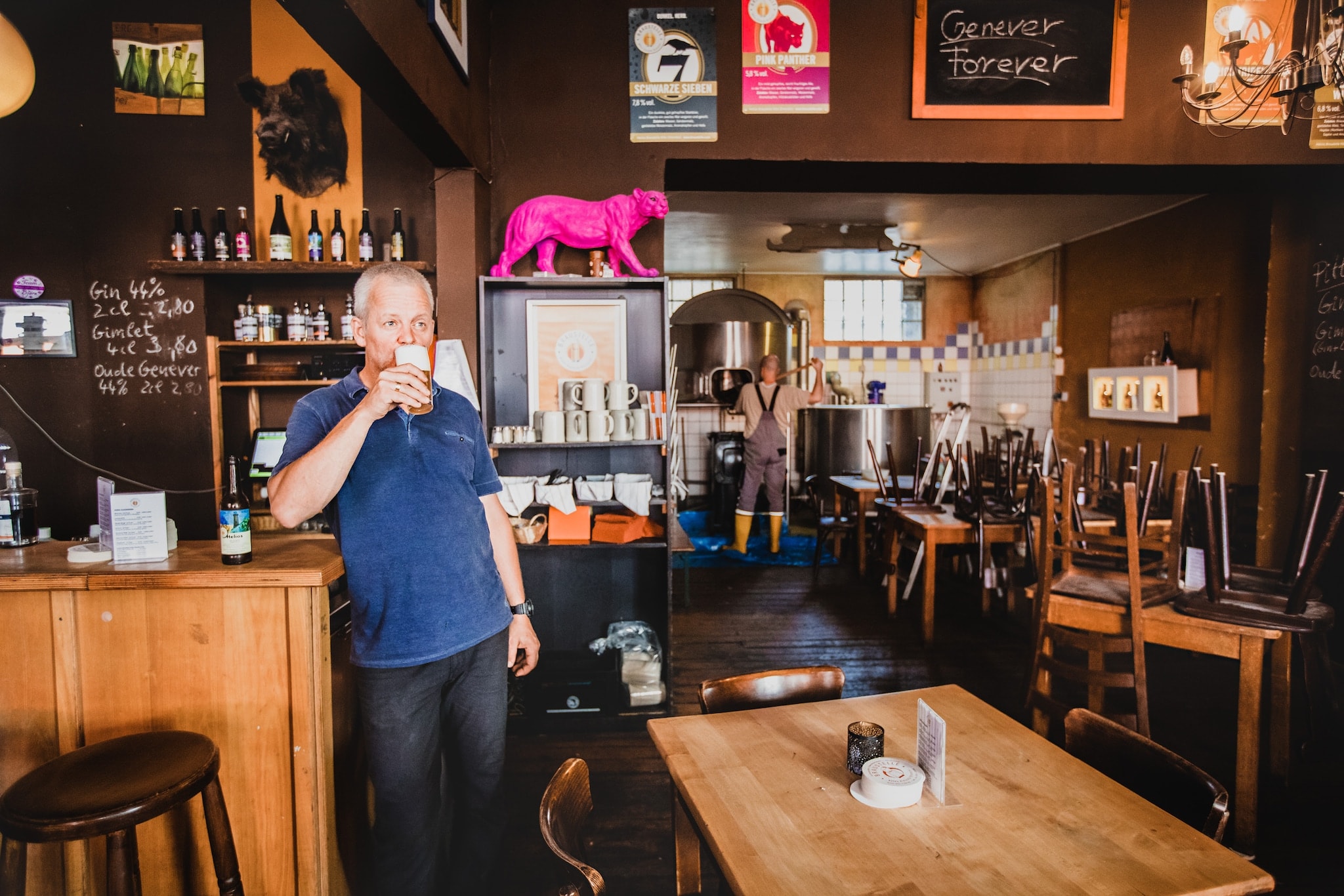 Peter Esser lehnt am Tresen seiner Brauerei Braustelle Ehrenfeld Peter Esser lehnt am Tresen seiner Brauerei Braustelle Ehrenfeld