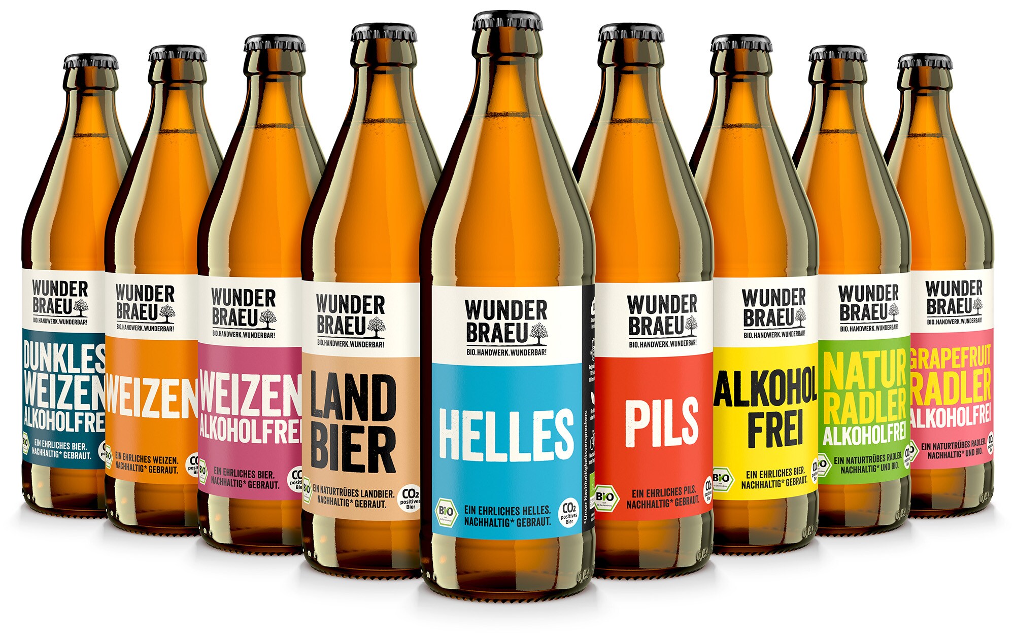 Neun aufgereihte Bierflaschen mit bunten Labels Neun aufgereihte Bierflaschen mit bunten Labels