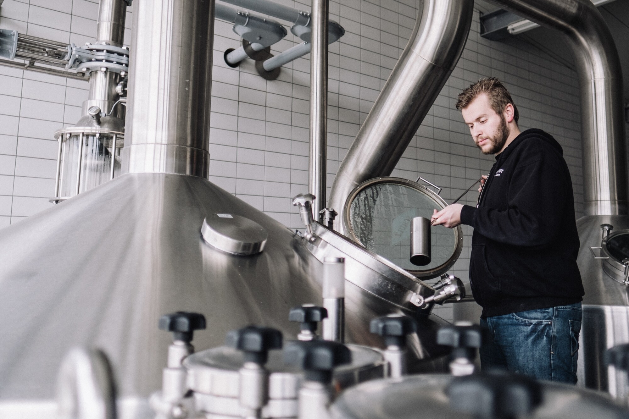 Sebastian Sauer steht in seiner Brauerei