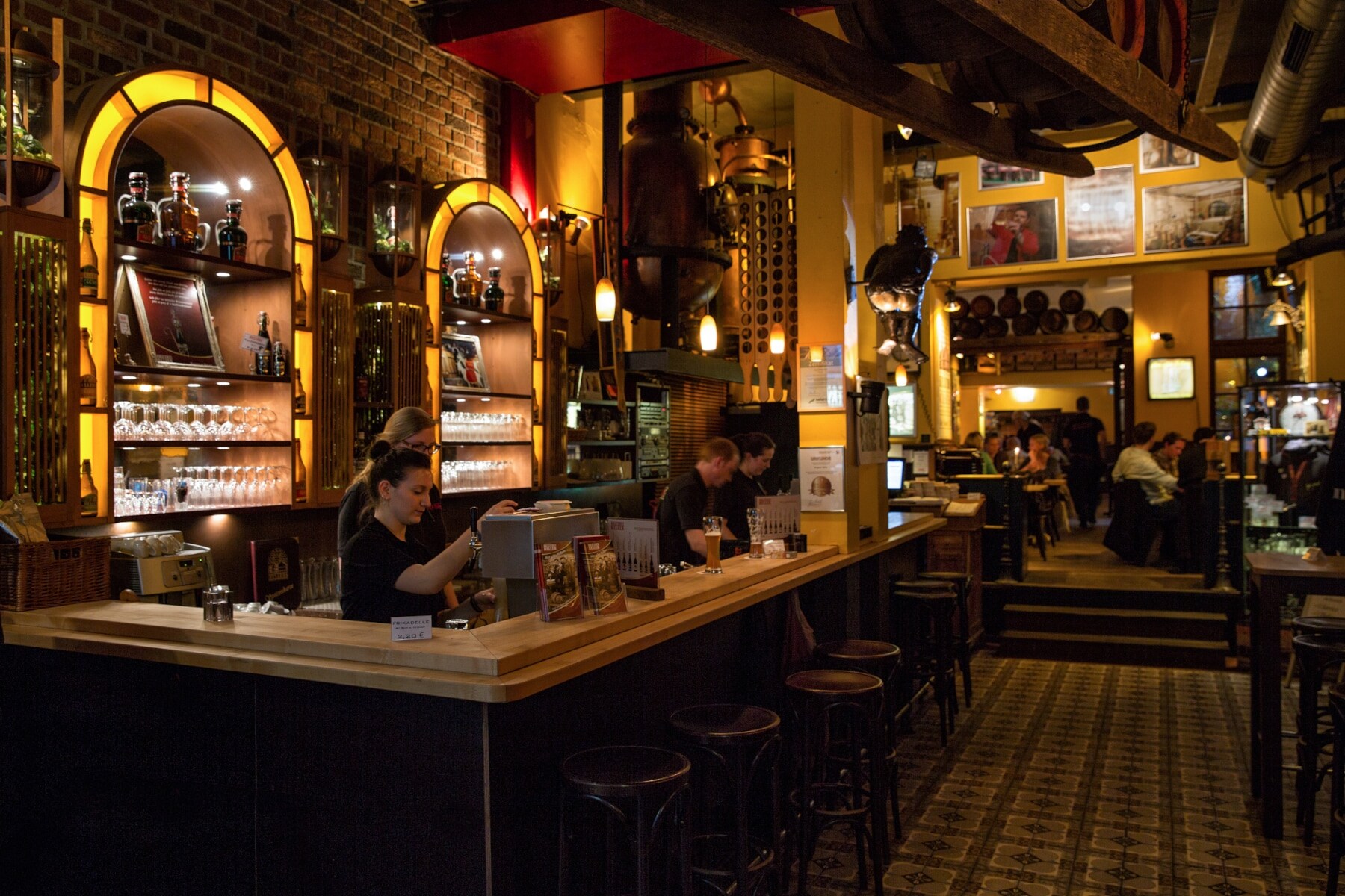Tresen mit Bierzapfstation im Hellers Brauhaus in Köln