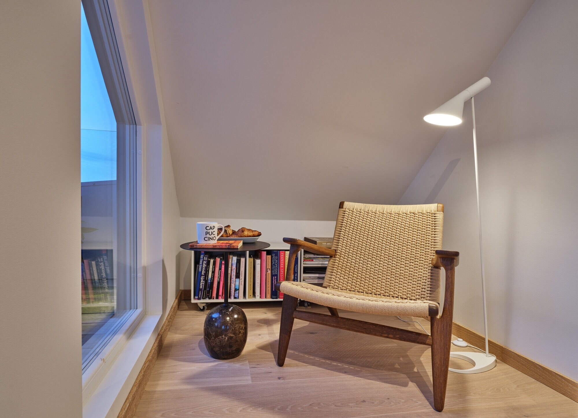 Eine Leselampe steht neben einem Sessel. Eine Leselampe steht neben einem Sessel.