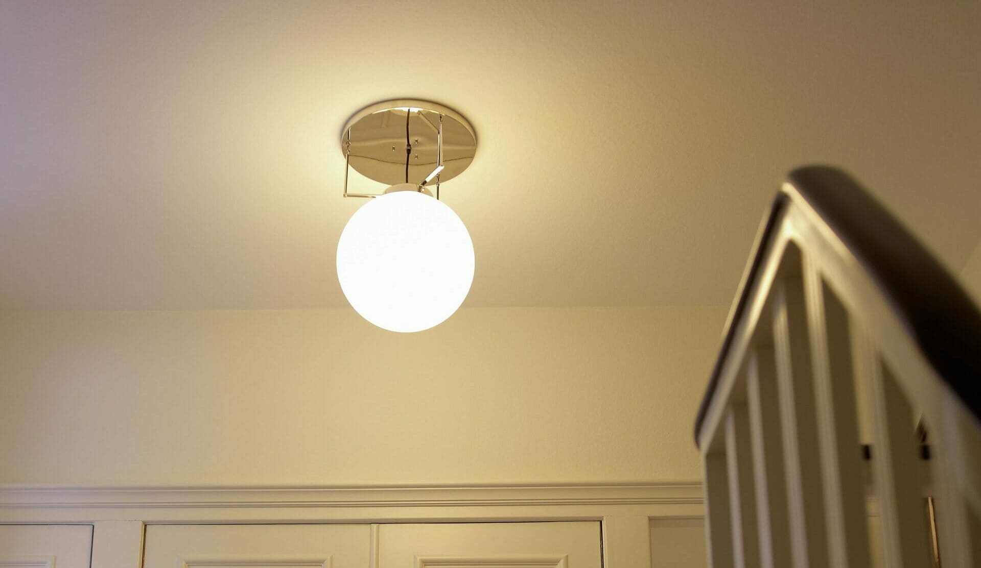 An einer Decke hängt die Deckenleuchte DMB 26. An einer Decke hängt die Deckenleuchte DMB 26.