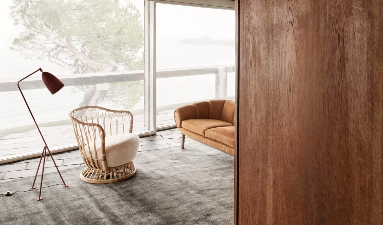 Vor einem großen Panoramafenster steht die Stehlampe Gräshoppa.